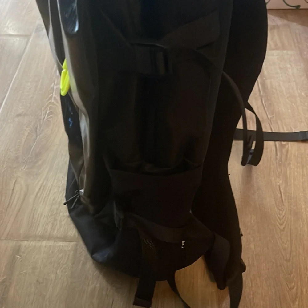 Lululemon LiftOS Hiking Backpack Black - Picture 3 of 3